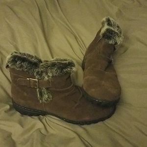 Final price Khombu leather and faux fur booties